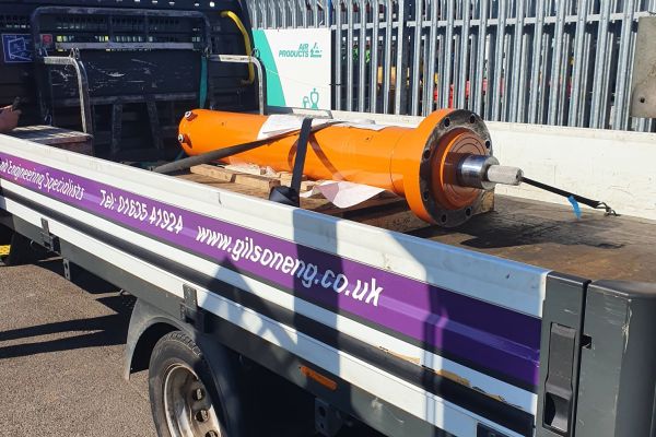 Hydraulic ram on a truck